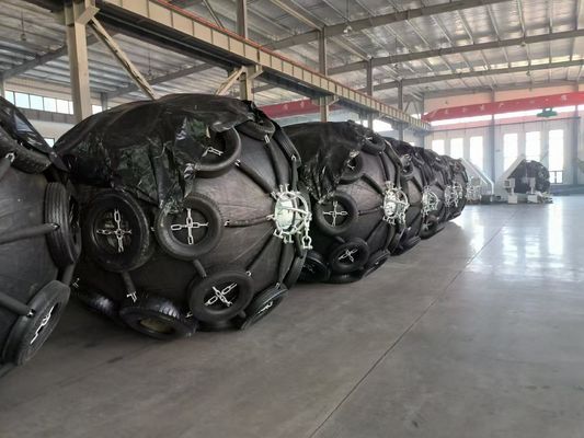 ISO17357 Uygulama Standartı Pnömatik Deniz Fender Özel Tasarım Zinciri Tekne Koruması için Lastik Ağı