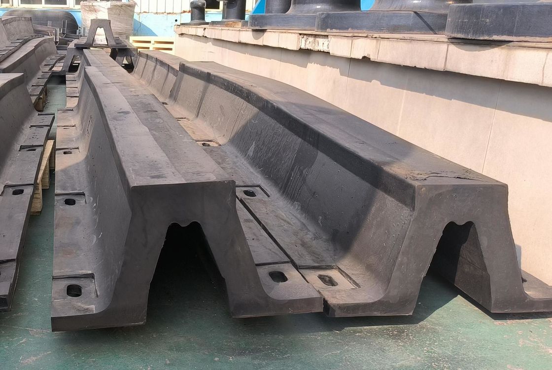 Yüksek trafikli liman tesislerinde çarpma enerjisinin dönüştürülmesi ve gemilerin ve rıhtımların korunması için kemer koruyucuları